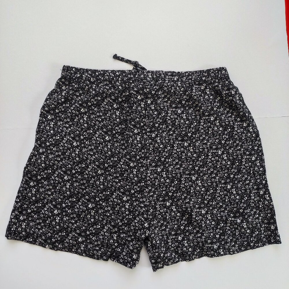 Simply Basic summer short lightweight black white floral design women's size L